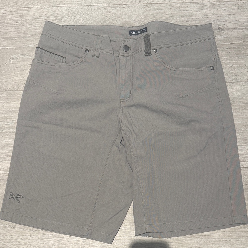 Arc'teryx Men's Flat Front Shorts in Gray